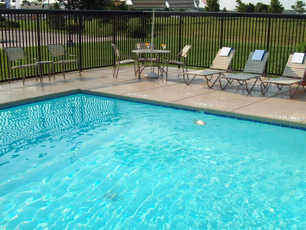 Country Inn & Suites by Radisson Lincoln Airport Pet Policy