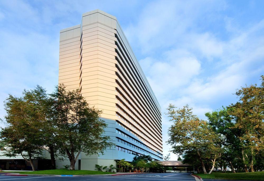 Connecting Walking Bridge to Coast Plaza Mall - Picture of The Westin South  Coast Plaza, Costa Mesa - Tripadvisor