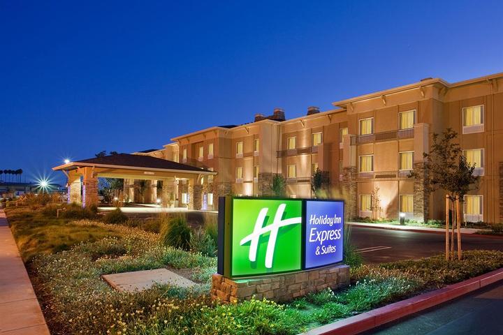 Pet Friendly Holiday Inn Express Hotel & Suites American Canyon