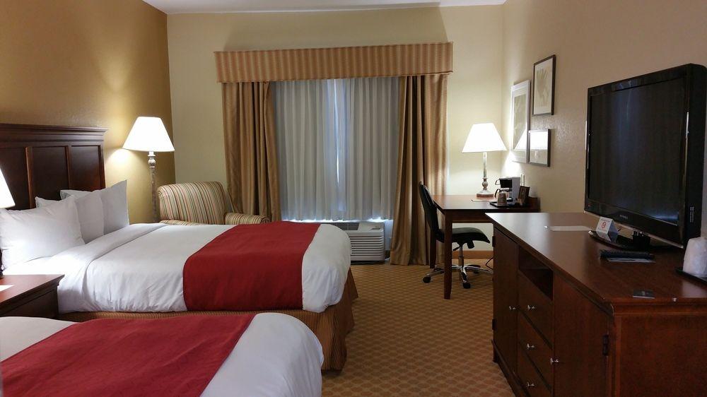 Country Inn & Suites Topeka West Pet Policy