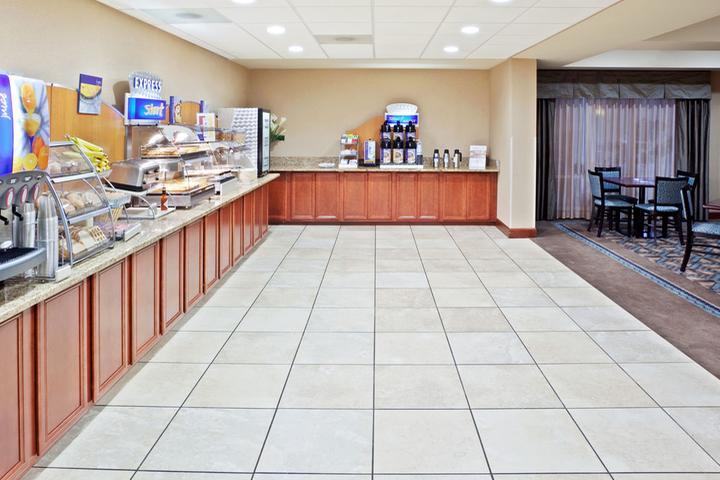 Pet Friendly Holiday Inn Express Hotel & Suites Marysville