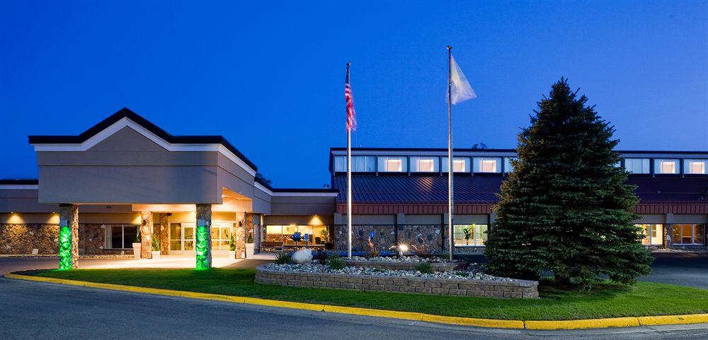 Holiday Inn Detroit Lakes Pet Policy