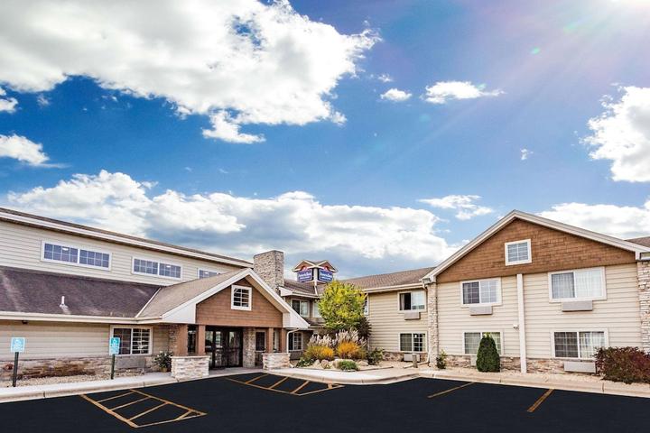 Pet Friendly AmericInn by Wyndham Hotel and Suites Long Lake