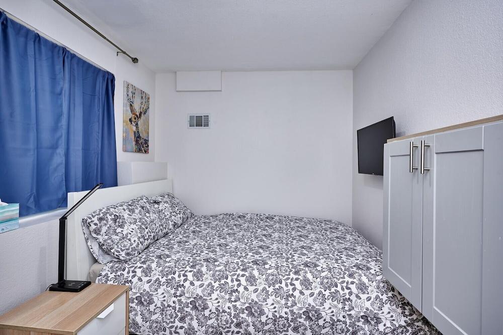 Stylish Basement/Apartment Ideal for Long Stays Pet Policy