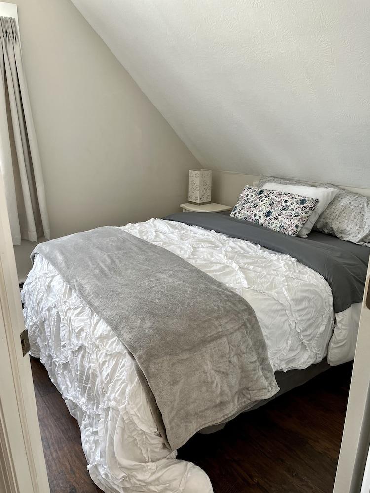 1/1 Furnished Apartment in Chardon Pet Policy