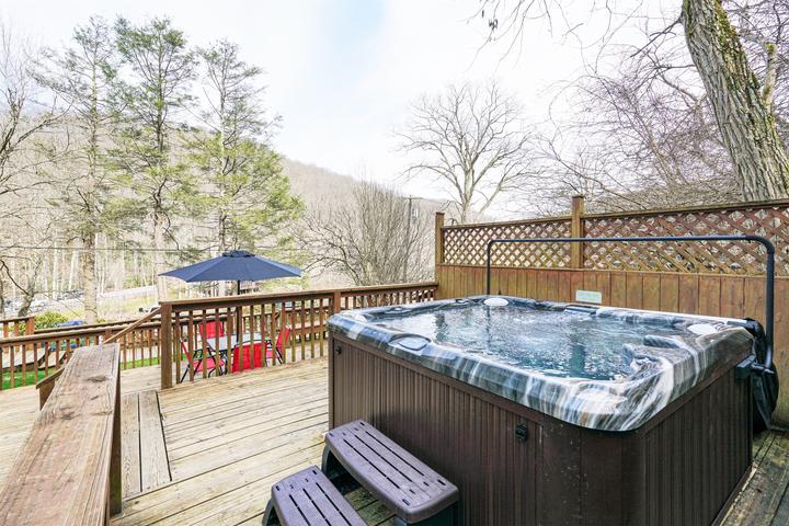Pet Friendly Beautiful 3BR Cabin with Hot Tub & Balcony