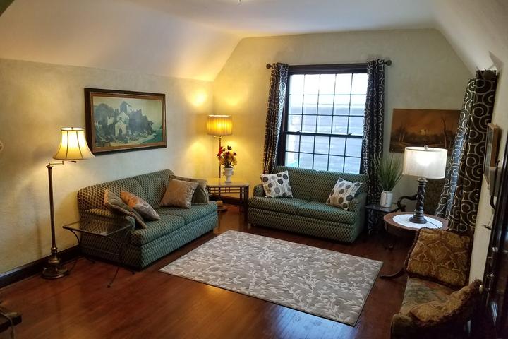 Pet Friendly 2/2 House with Fireplace