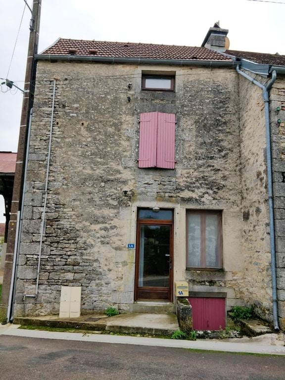 Pet Friendly House With 1BR in Echalot With Wifi