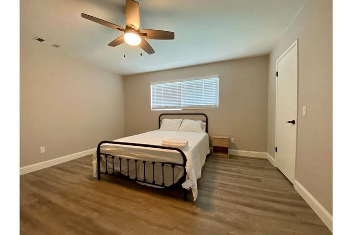 Pet Friendly Sunnyside Downtown Airport Location