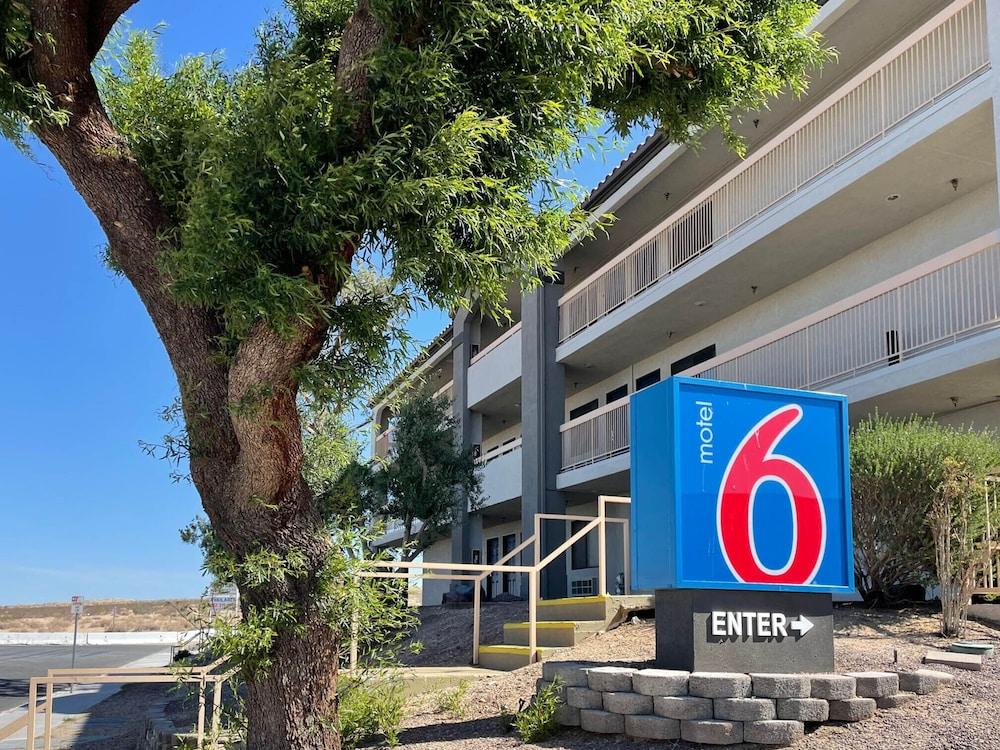 Pet Friendly Motel 6 Barstow CA - I15 and Lenwood Road