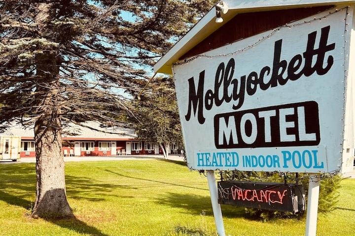 Pet Friendly Mollyockett Motel & Swim Spa