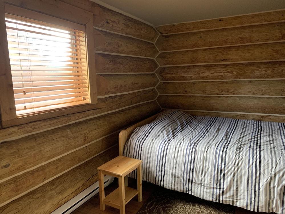 Pet Friendly Cozy Log Cabin Retreat with Modern Amenities