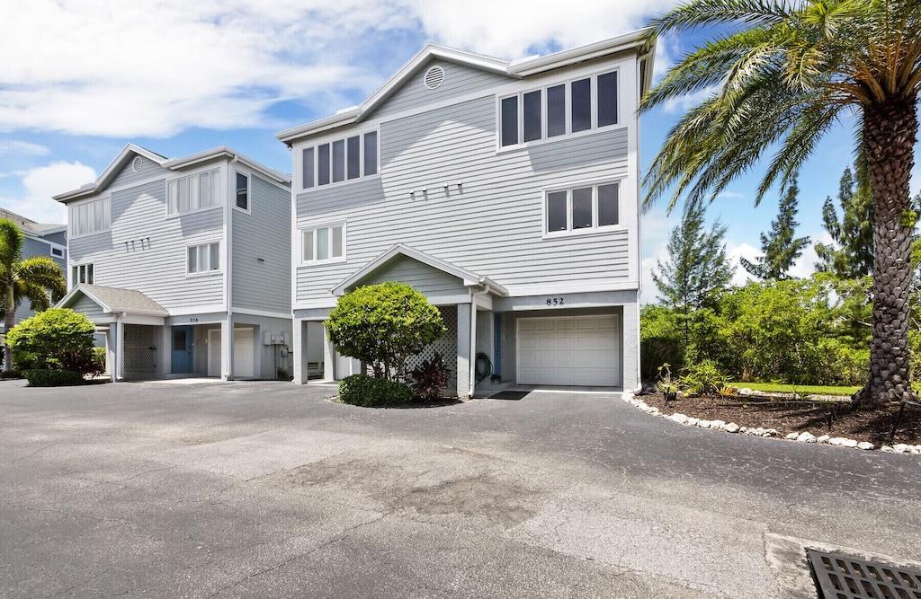Spacious & Bright Townhome on Longboat Key Pet Policy