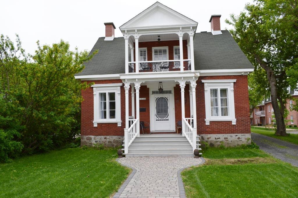 Chambly Airbnb Rentals Pet Policy