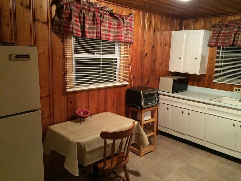 Pet Friendly Cozy Cottage Just Off Main Street