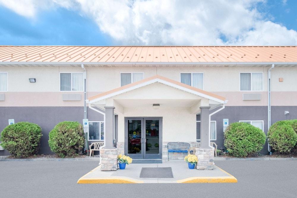 Pet Friendly Days Inn & Suites by Wyndham Fargo 19th Ave/Airport Dome