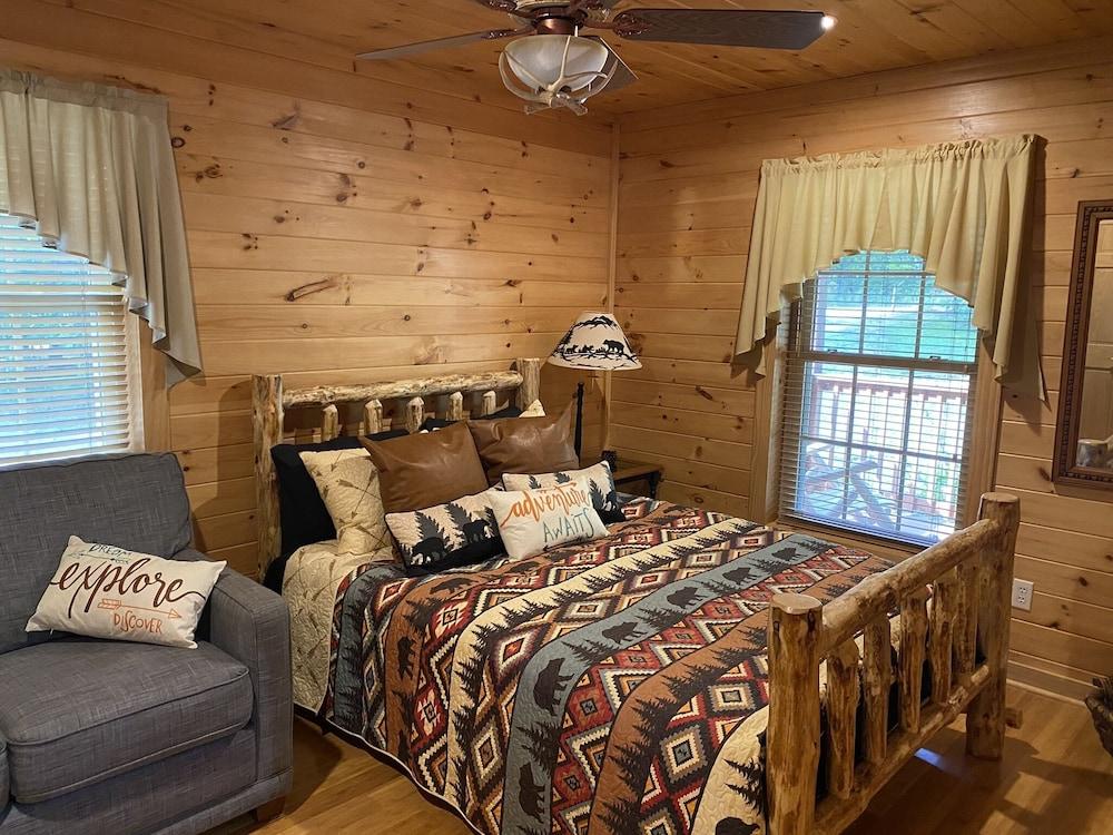 Pet Friendly Cozy Cabin with Hot Tub & Lake Access