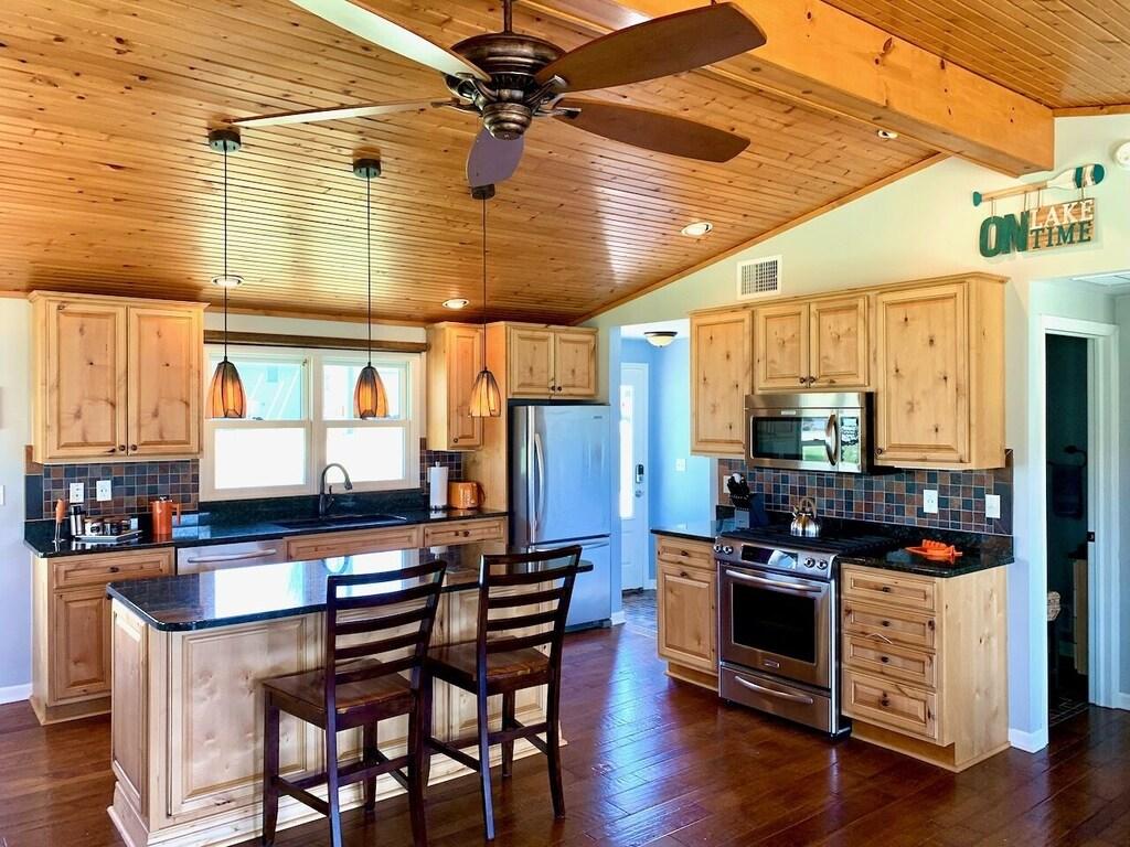 1/1 Cassopolis Lakefront Home with Fireplace Pet Policy