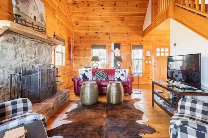 Pet Friendly 2BR Cabin with Hot Tub