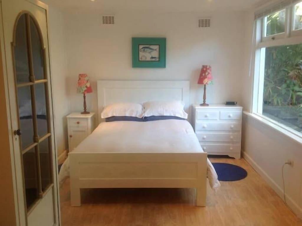 Pet Friendly Avalon Central Holiday Apartment
