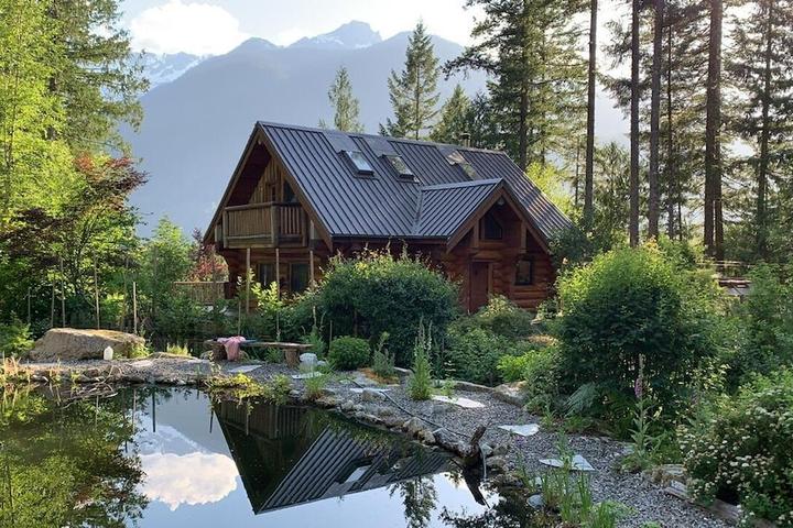 Pet Friendly Loghouse Lodge with Glacier View