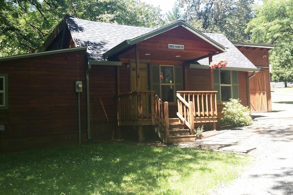 Creswell Airbnb Rentals Pet Policy