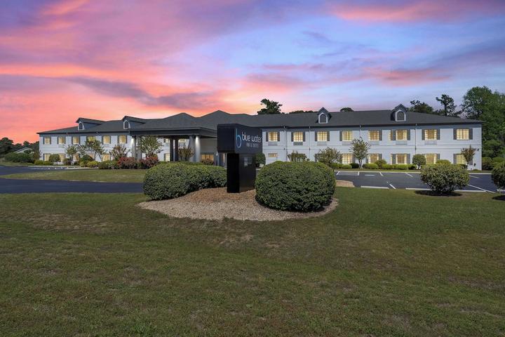 Pet Friendly Blue Water Inn & Suites BW Signature Collection