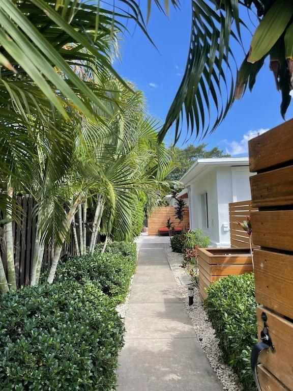 Pet Friendly Tropical Oasis Close to Beach & Downtown