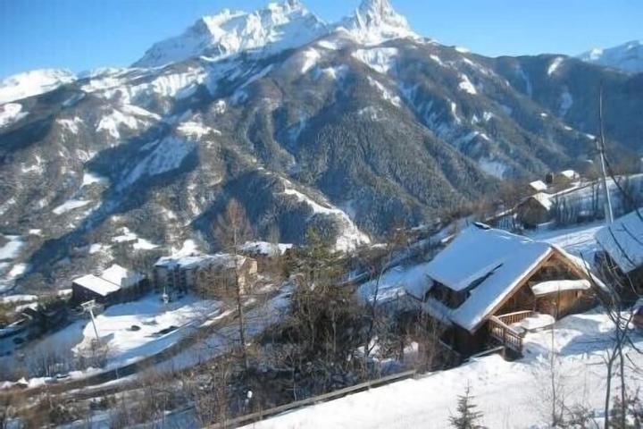 Pet Friendly Praloup 1500 Chalet at the Foot of the Ski Lifts