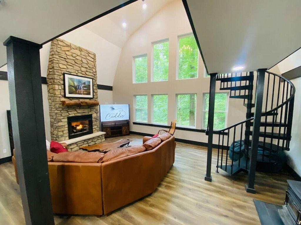 Pet Friendly Cabin in Hocking Hills with Hot Tub & Game Room