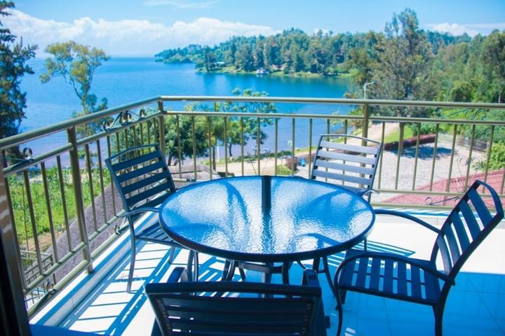 Pet Friendly Luxury Suite With Balcony and Incredible View on the Water
