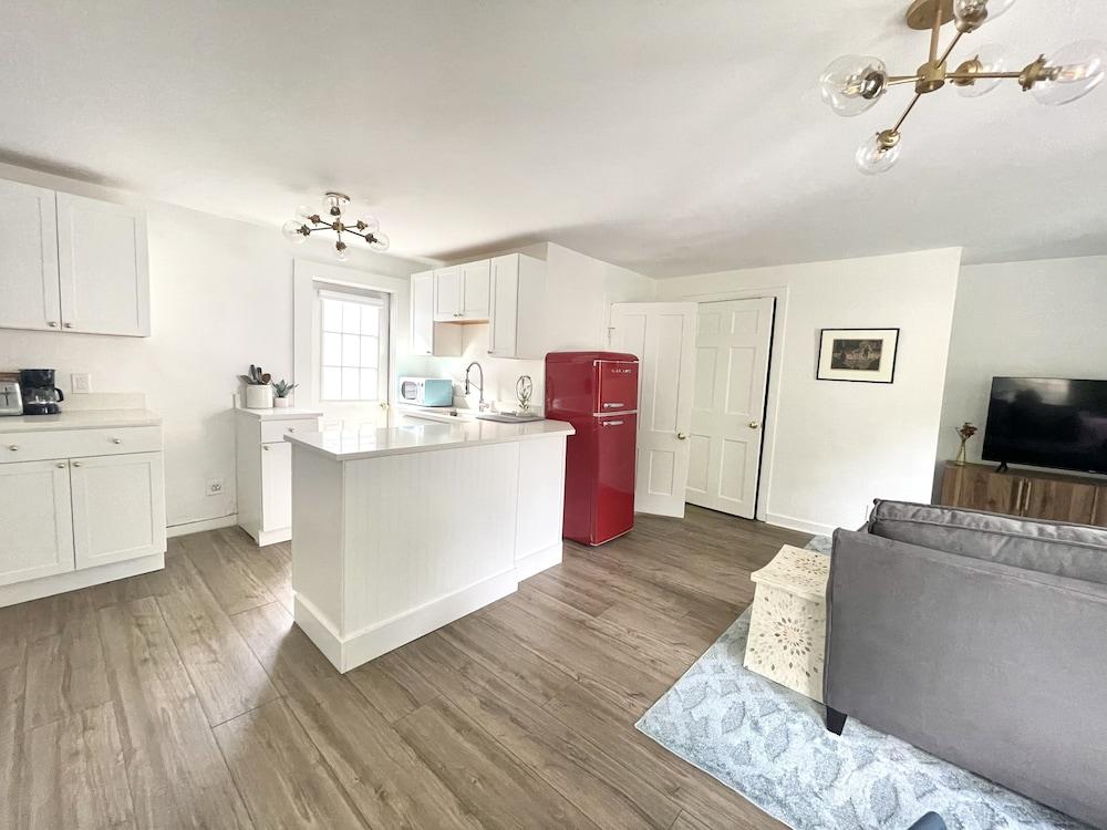 Brunswick Downtown Sugar Cube Next to Bowdoin Pet Policy