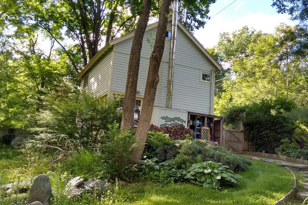 Newton Airbnb Rentals Pet Policy