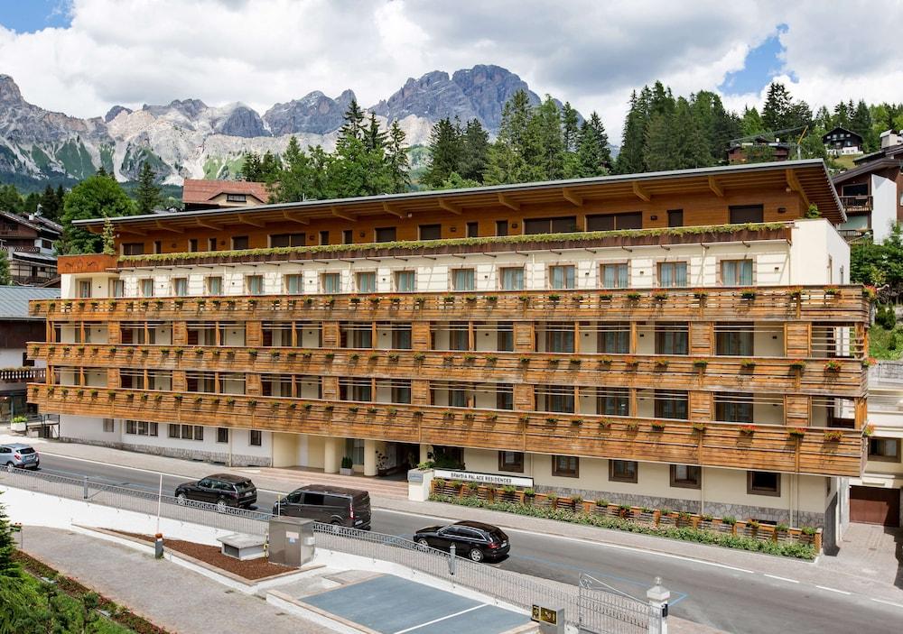 Pet Friendly Radisson Residences Savoia Palace Cortina D’Ampezzo