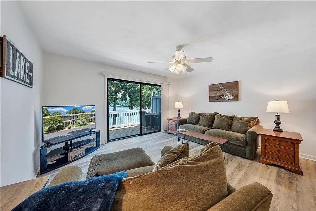 Peaceful 3BR with Private Parking & Lakeview Pet Policy