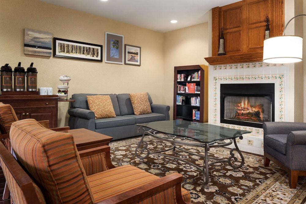 Country Inn & Suites by Radisson Topeka West Pet Policy