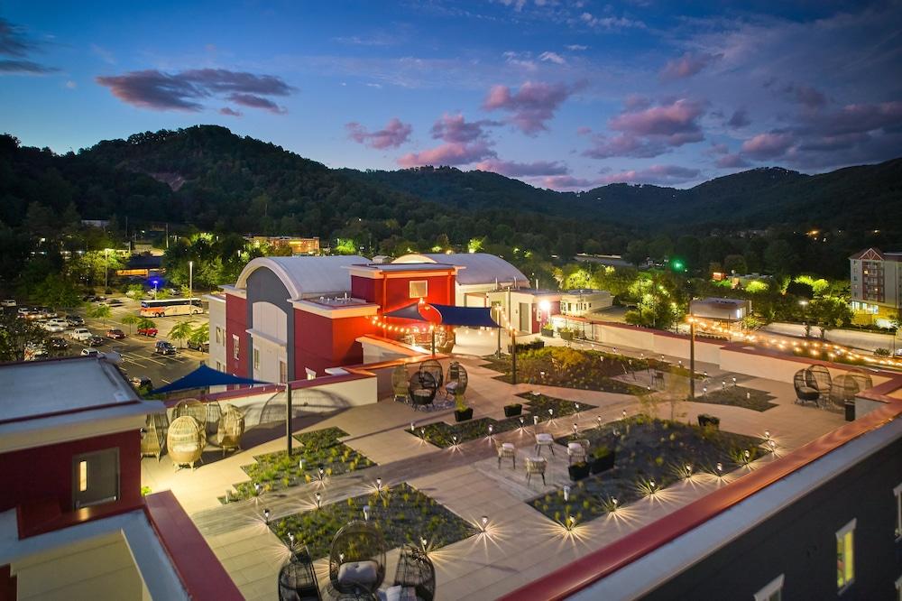 Pet Friendly Candlewood Suites Asheville Downtown an IHG Hotel