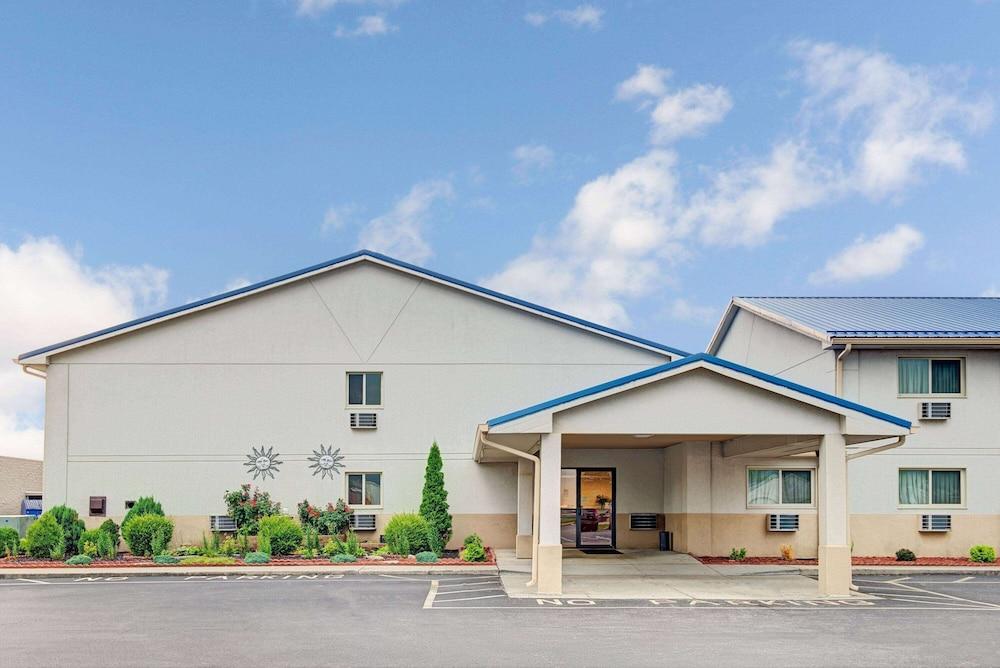 Pet Friendly Super 8 by Wyndham Indianapolis/Emerson Ave