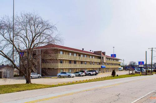 Pet Friendly Motel 6-Cincinnati OH