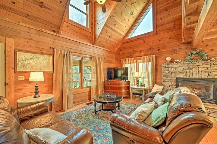 Pet Friendly Scenic Creekside Retreat with Private Fire Pit
