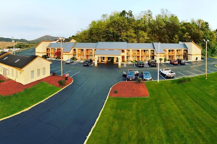 Pet Friendly Super 8 by Wyndham Fort Chiswell/Wytheville Area