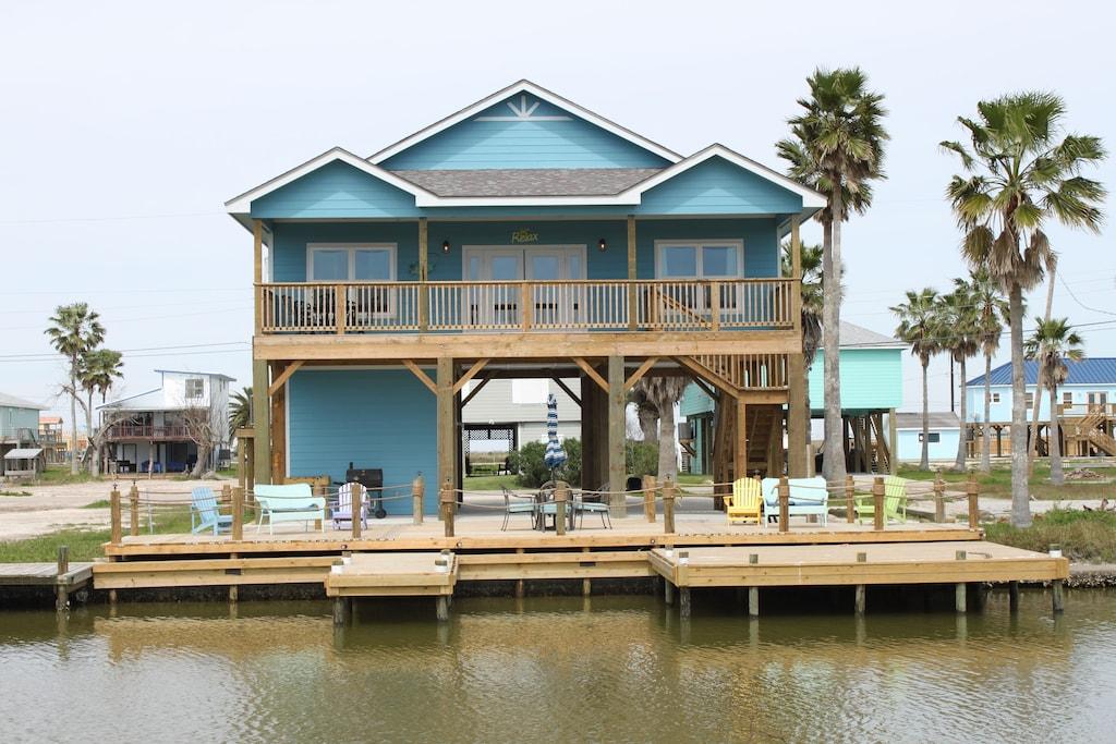 Pet Friendly Lovely 4-Bedroom Waterfront Home