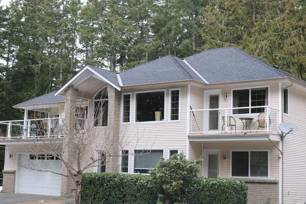 Private Suite on Gabriola Island Pet Policy