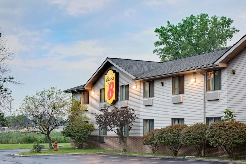 Pet Friendly Super 8 by Wyndham Mentor/Cleveland Area