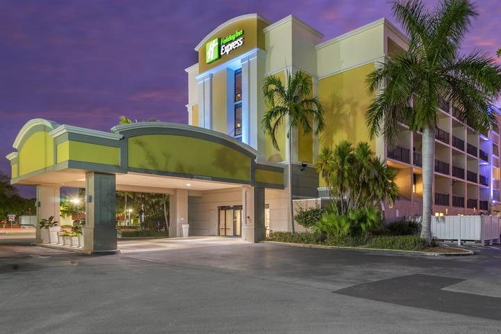 Pet Friendly Holiday Inn Express Cape Coral-Fort Myers Area an IHG Hotel
