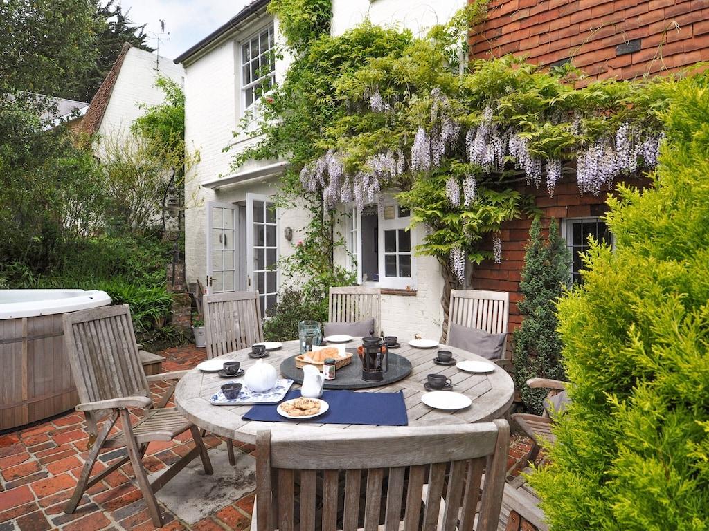 Pet Friendly 4-Bedroom Accommodation Near Winchester