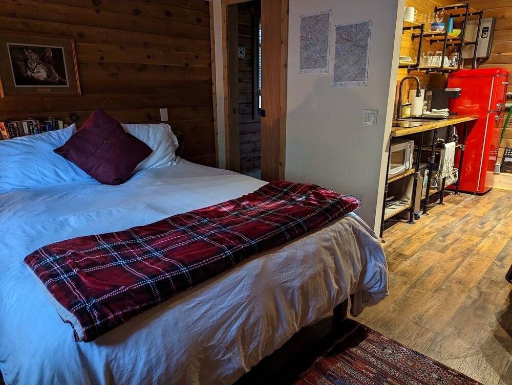 Pet Friendly Studio Cabin Minutes from Lake & Trails