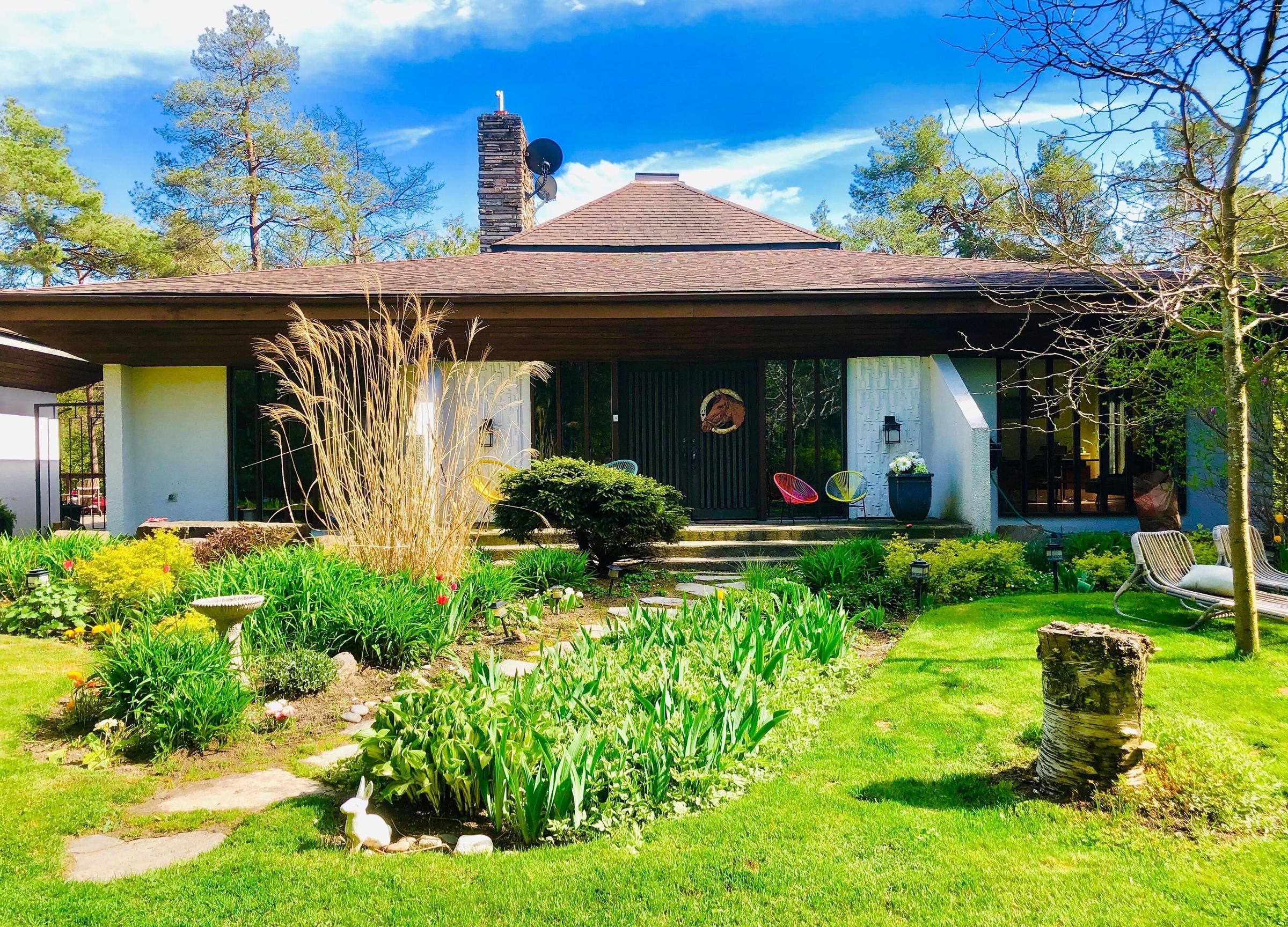 Pet Friendly Beautiful Midcentury House on 10 Acres in Caledon