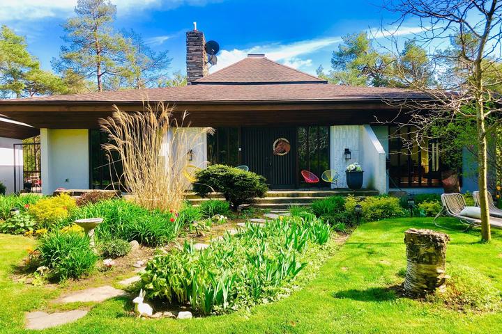 Pet Friendly Beautiful Midcentury House on 10 Acres in Caledon