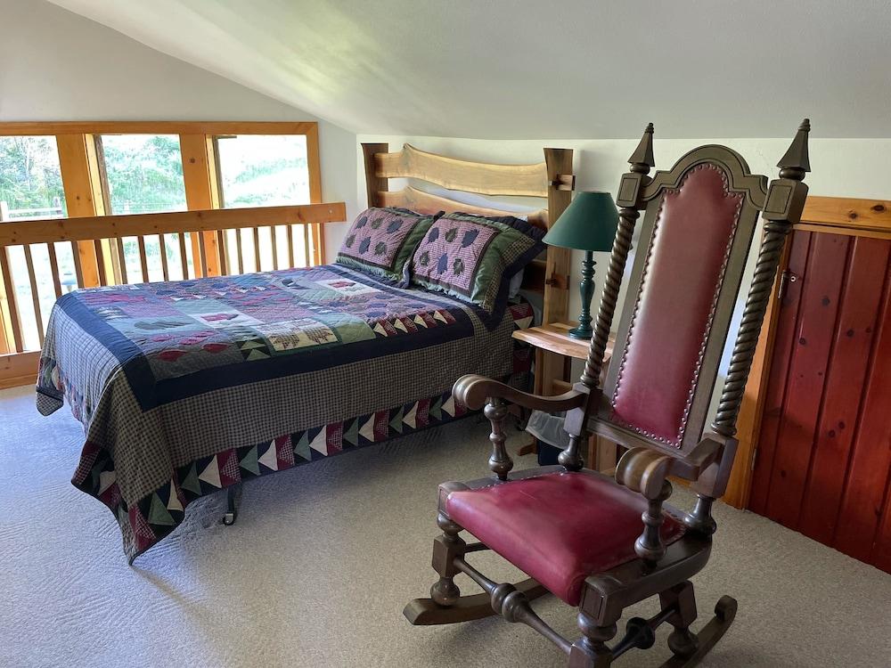 Pet Friendly Upper Place Vacation Cottage